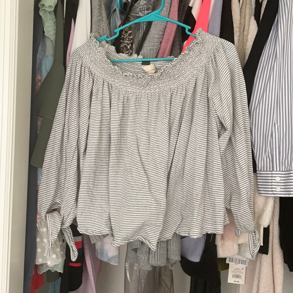 Cute cropped off the shoulder tie sleeve top!